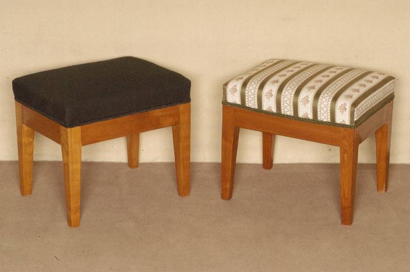 FußbÄnkchen, Biedermeierstil, Kirschbaum massiv, nach altem Vorbild, sehr praktisch, vielfach verwendbar, stabil, ca. 36x41x31 cm, Abbildung ...