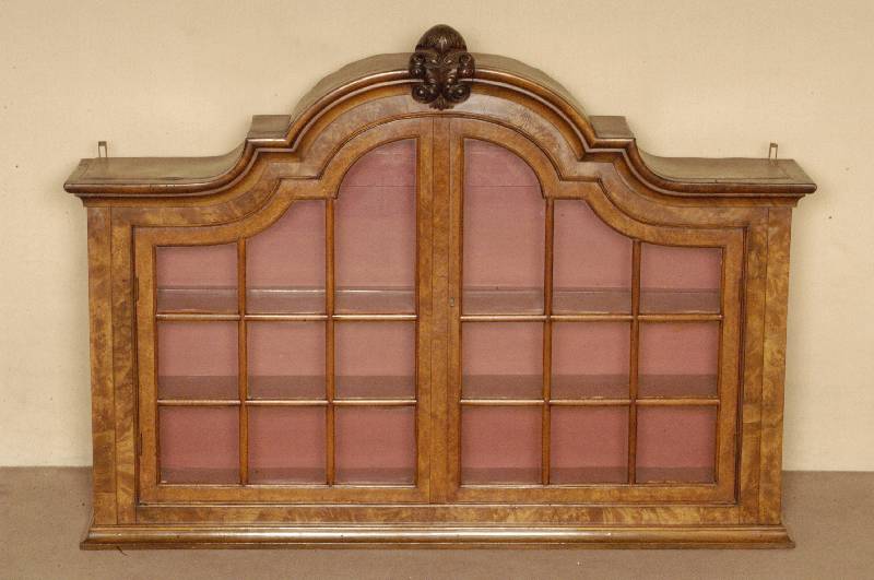 Große HÄngevitrine, Holland, um 1900, Korpus Weichholz, Nußbaum furniert, z.T. Wurzel, zweitÜrig, verglast und versprosst, geschwungener Kopus, ...