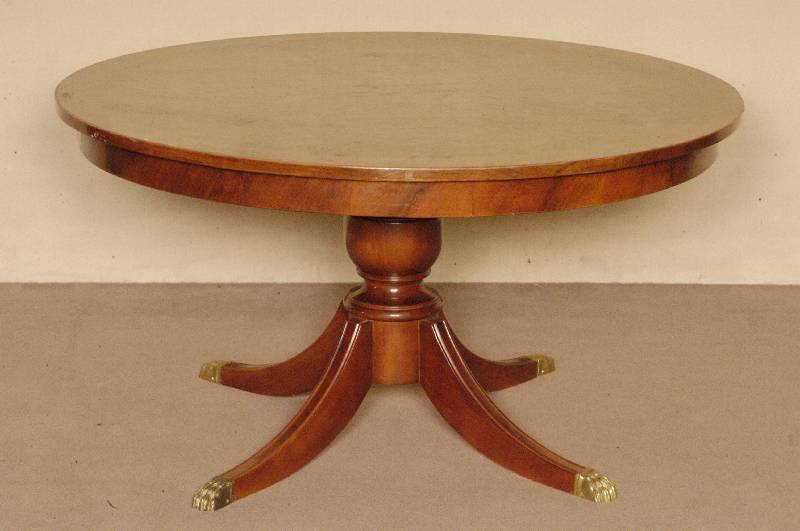 Runder Couchtisch, England, um 1960, Sheratonstil, Mahagoni massiv, Platte furniert, balusterfÖrmiger Fuß, 4-fach ausladend, mit tatzenfÖrmigen ...