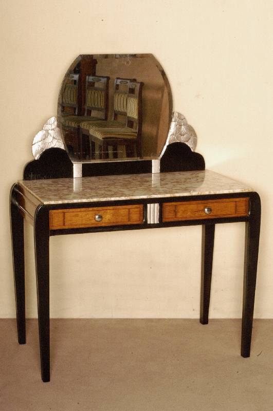 ArtDeco-Schreib- bzw. Schminktisch, Frankreich , um 1920, teilweise silberfarben und schwarz abgesetzt, Arbeitsplatte in Marmor, sehr fein ...