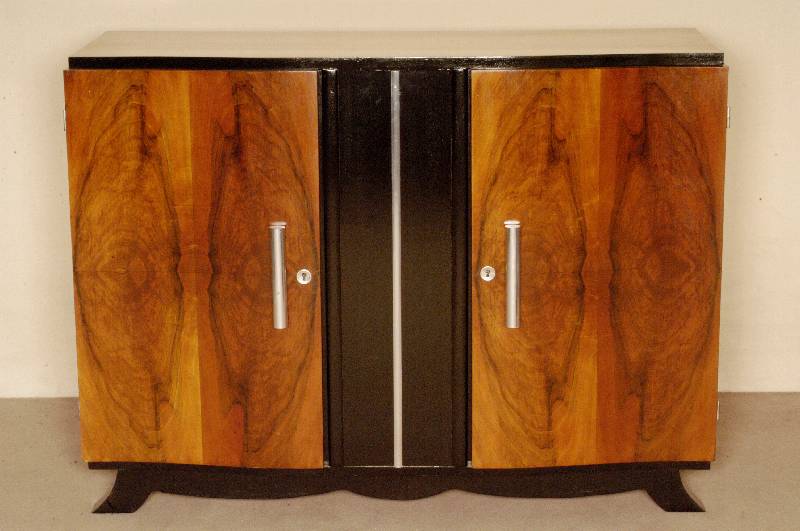 ArtDeco-Sideboard, Frankreich, um 1920, Nußbaum (vornehmlich Wurzelholz) gespiegelt furniert und zum Teil schwarz abgesetzt, mehrfach ...