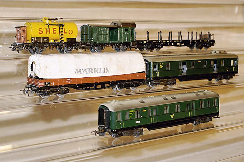 Konvolut 6 GÜter- bzw. GepÄckwagen, MÄrklin, 1953-58, Spur HO, best. aus: SchÜrzenwagen 346/4 und 346/5 (dieser mit kl. Lackbesch.), ...