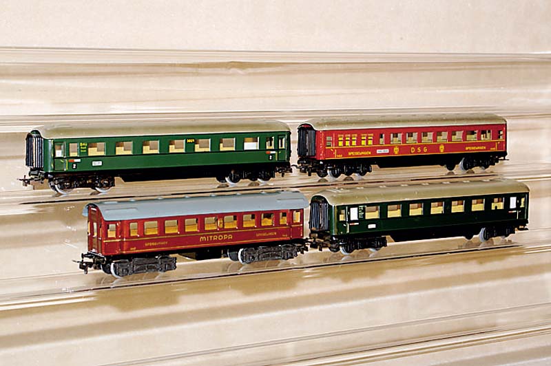 Konvolut 4 Personenwagen, MÄrklin, 1948-1957, Spur HO, Mitropa Speisewagen 342, 3 SchÜrzenwagen u.a. D-Zug-Wagen 346/1 (2. Klasse), D-Zug-Wagen ...