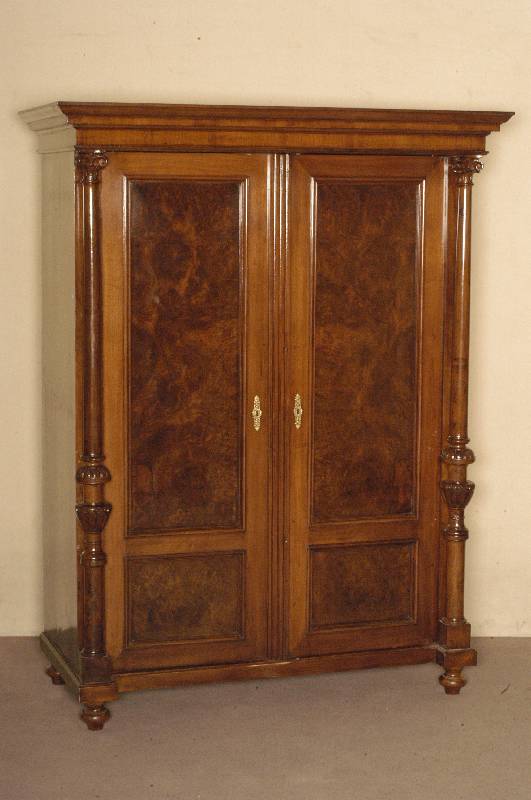 Kleiderschrank, deutsch, um 1880/85, Korpus Weichholz, Front auf Rahmen gearbeitet, z.T. freistehende SÄulen in z.T. koninthischem Stil, ...