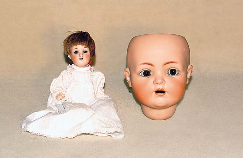 Babypuppe, deutsch, um 1900/10, Porzellankopf, No. 136, blaue Schlafaugen, offener Mund, zwei ZÄhne oben, Kurbelkopf, EchthaarperÜcke, ...