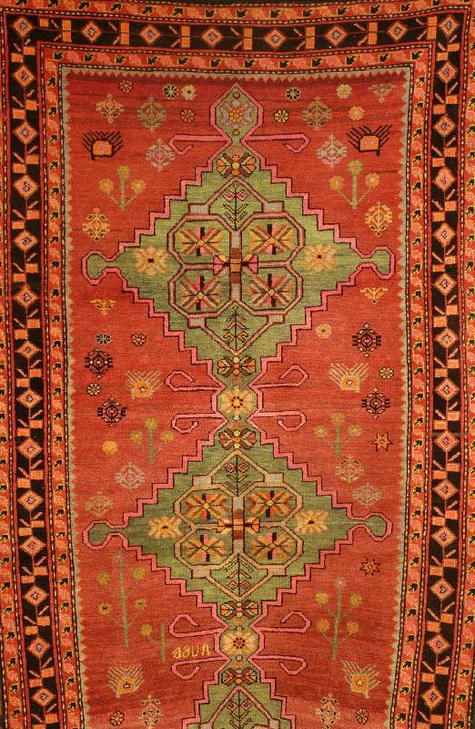 Karabagh Alt, Kaukasus, um 1920, Wolle auf Wolle, ca. 256 x 120 cm, Schätzwert: 2600.- EURO, EHZ: 2-3 (keine Fransen) insgesamt in ei nen guten ...