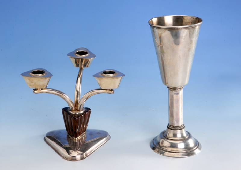 3-armiger Kerzenleuchter, deutsch um 1930, 830er Silber, Ebenholzeinsatz, gefÜllt, H ca. 18 cm,