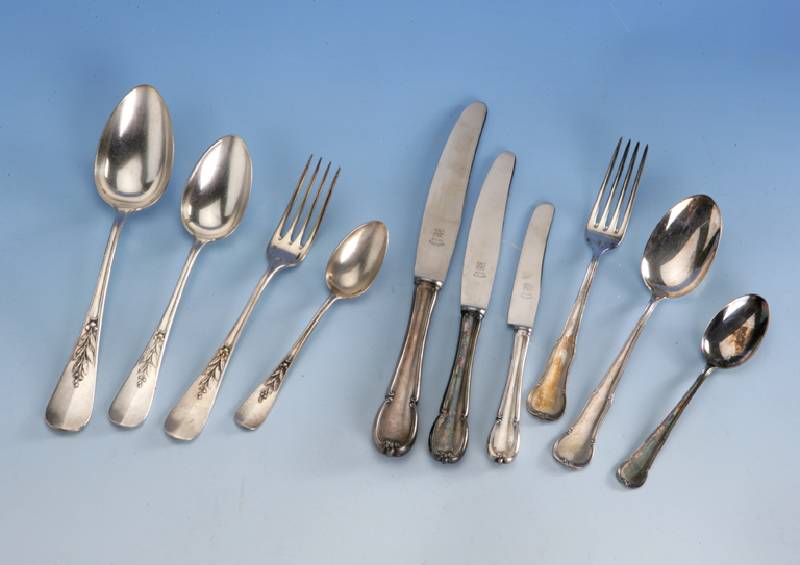 59-teiliges Besteck, Frankreich, CHRISTOFFLE, Silberauflage, best. aus: 12 Gabeln, 11 LÖffel, 12 FrÜhstÜcksgabeln, 12 F-LÖffel, 12 ...
