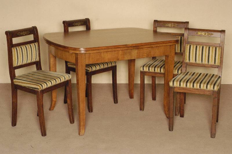 Ausziehtisch, deutsch, um 1920, ArtDeco, Korpus Weichholz, Nußbaum furniert, z.T. massiv, Beine leicht gebogen, Tischplatte neu gereinigt und ...