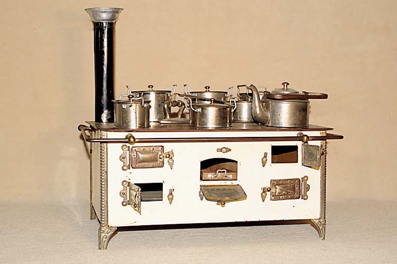 Großer PuppenkÜchenherd, deutsch, um 1900, Ludwig Planck NÜrnberg, EckstÜcke mit FÜßen verziert, Handlauf mit Messinghalterungen, rechts mit ...
