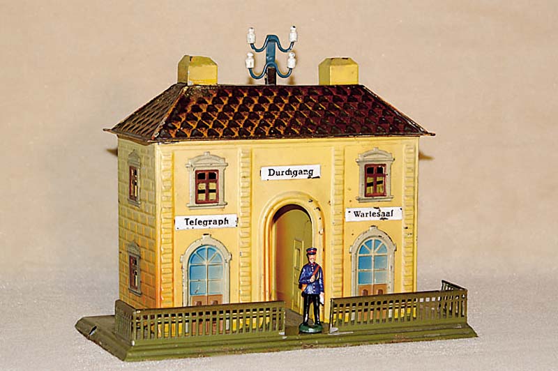 Bahnhof mit Telegraphenstation, MÄrklin, um 1910/15, Blech, bunt lithographiert, bespielt, jedoch altersbed. guter Zustand, mit BahnhofswÄrter, ...