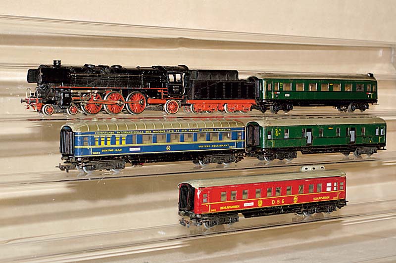 Dampflok mit Tender und 4 Personenwagen, MÄrklin, 50er/60er Jahre, Spur HO, F 800, dazu 4 Pers.wagen, Blech, z.T. mit Beleuchtung, Lok intakt, ...