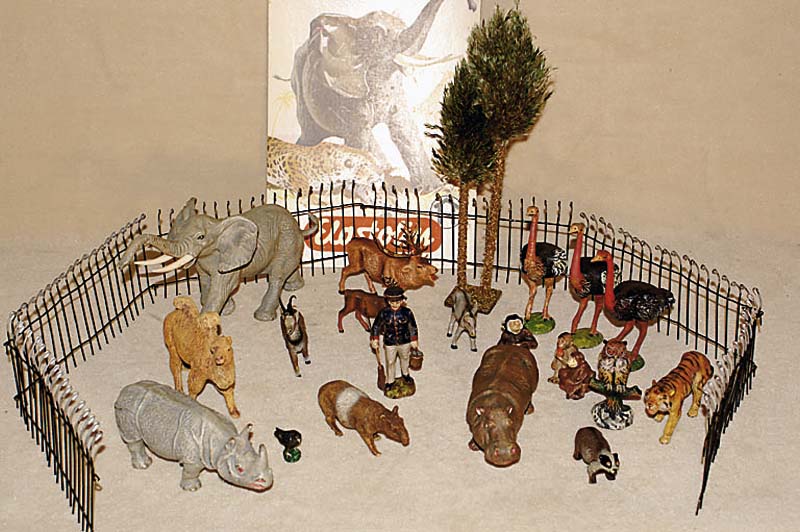 Elastolin/Lineol-Zoo, 30er Jahre, best. aus: 3 Straussen (alle rest.), 1 Nashorn, 1 Kamel, 2 Hirsche, 2 Affen (1 x mit Baby), 1 Dachs, 1 Elefant ...