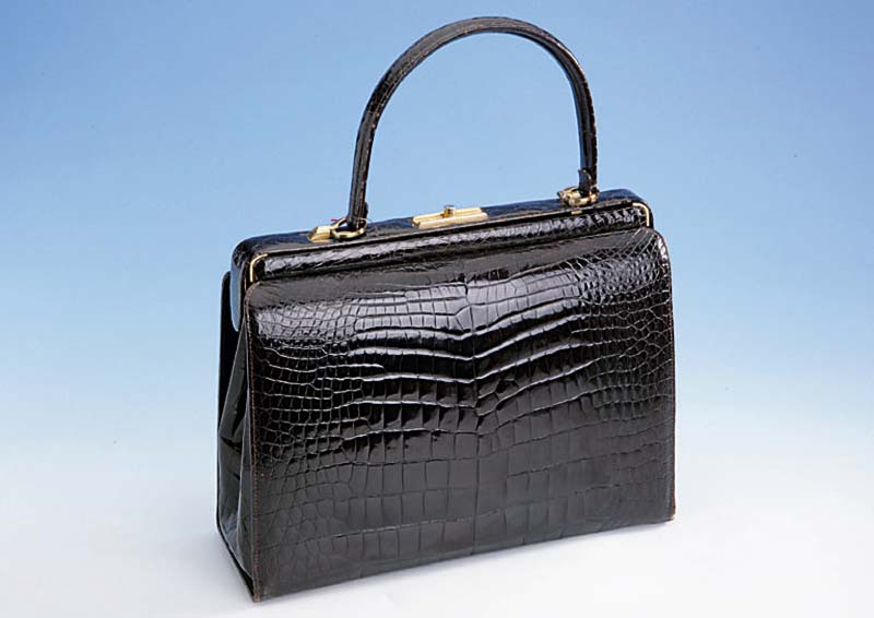 Damenhandtasche aus braunem Krokodilleder, Monturen Metall vergoldet (z. T. berieben), innen mit dunkelbraunem Leder, 1 großes und 3 kleine ...