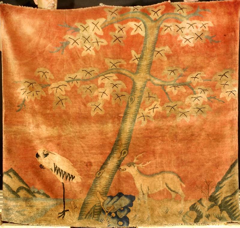 Peking Antik, China, um 1900, feine glanzre iche Wolle geknÜpft auf Baumwolle, ca. 181 x 1 68 cm (sehr ungewÖhnliches Format), SchÄtzwert : ...