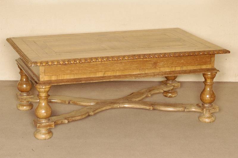 Barocktisch, deutsch/Pfalz, um 1750, zum Couchtisch umgestaltet, Korpus Weichholz, Nußbaum massiv, Balusterbeine, in sich kreuzweise ...