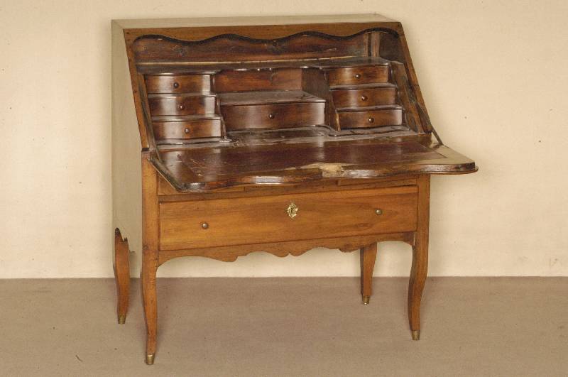 DamensekretÄr, wohl England, um 1750, Korpus Weichholz, Nußbaum bzw. Eiche massiv, Nußbaumfurnier, im 19. Jhd. teilrestauriert (um 1880), ...