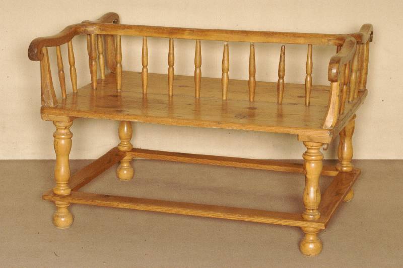 Doppelte Kutscherbank, sÜddeutsch, Oberteil um 1850/60, Unterteil im Stil von 1760, z.T. in Weichholz nachgearbeitet, Balusterteile z.T. aus der ...