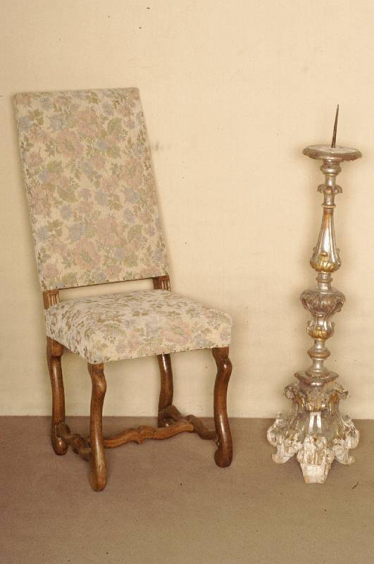 Barockstuhl, mitteldeutsch, um 1730/40, Raum Magdeburg, Nußbaum massiv, Zarge z.T. erneuert, Kanneluren am Oberteil sekundÄr, restauriert, ...