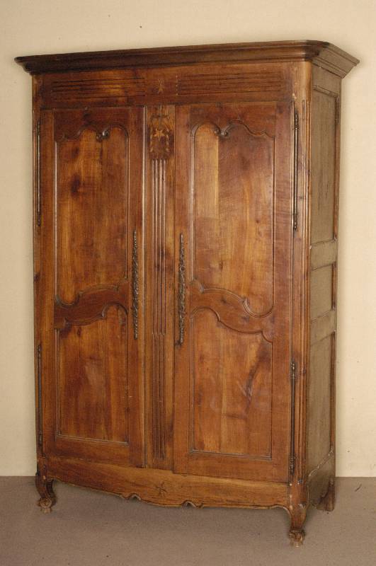 Dielenschrank, SÜd-Lothringen, um 1770/80, Front Kirschbaum massiv, Seiten auf Rahmen gearbeitet, Inlets und RÜcken Eiche massiv, Zarge 4-fach ...