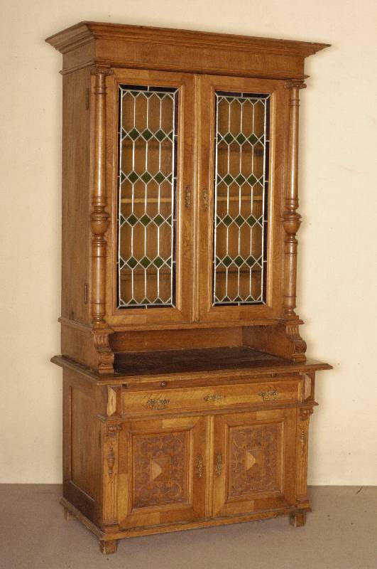 VitrinenaufsatzmÖbel, deutsch, um 1890, spÄte GrÜnderzeit, Korpus Weichholz/Eiche massiv, Eichefurnier z.T. gespiegelt verlegt, Lisenen mit ...