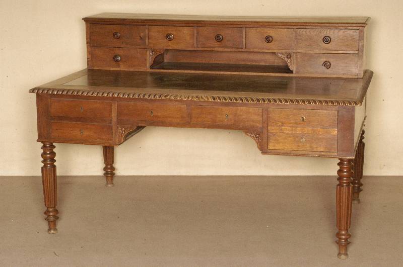 Kontorschreibtisch, deutsch, um 1900/05, im englischen Stil von 1860, Eiche massiv, Eichefurnier, hervorragende Verarbeitung, kannelierte Beine, ...