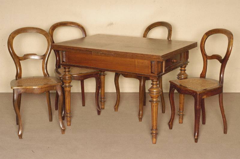Ausziehtisch, deutsch, um 1880/90, GrÜnderzeit, z.T. Nußbaum massiv bzw. Eiche, hervorragende Verarbeitung auf Rahmen, Beine gedrechselt, ...