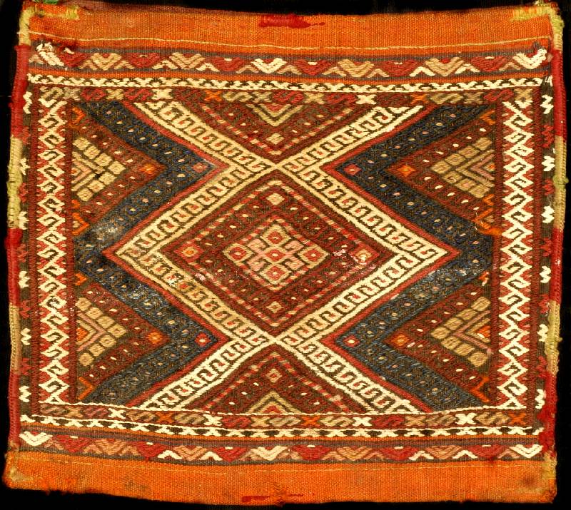 Hirtentasche Antik, WesttÜrkei Bergama-Gebiet, Raum Avunya-Ezine-Ayvacik, Mit te 19.JH., Broschiertes Kelimgewebe, RÜckseite Streifen Kelim, ...
