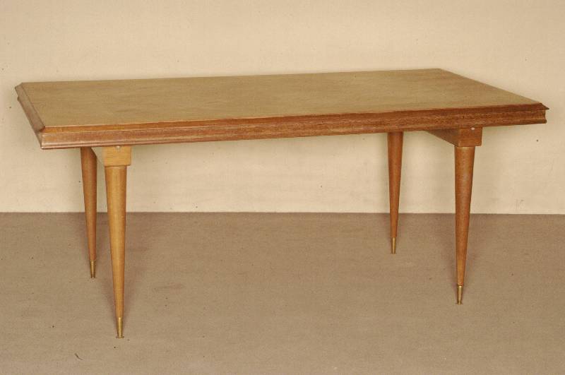 Ausziehtisch, wohl Frankreich, um 1950/55, qualitÄtvolle Verarbeitung, Mahagonifurnier z.T. gespiegelt verlegt, lebhaft, Fadenintarsien, ...