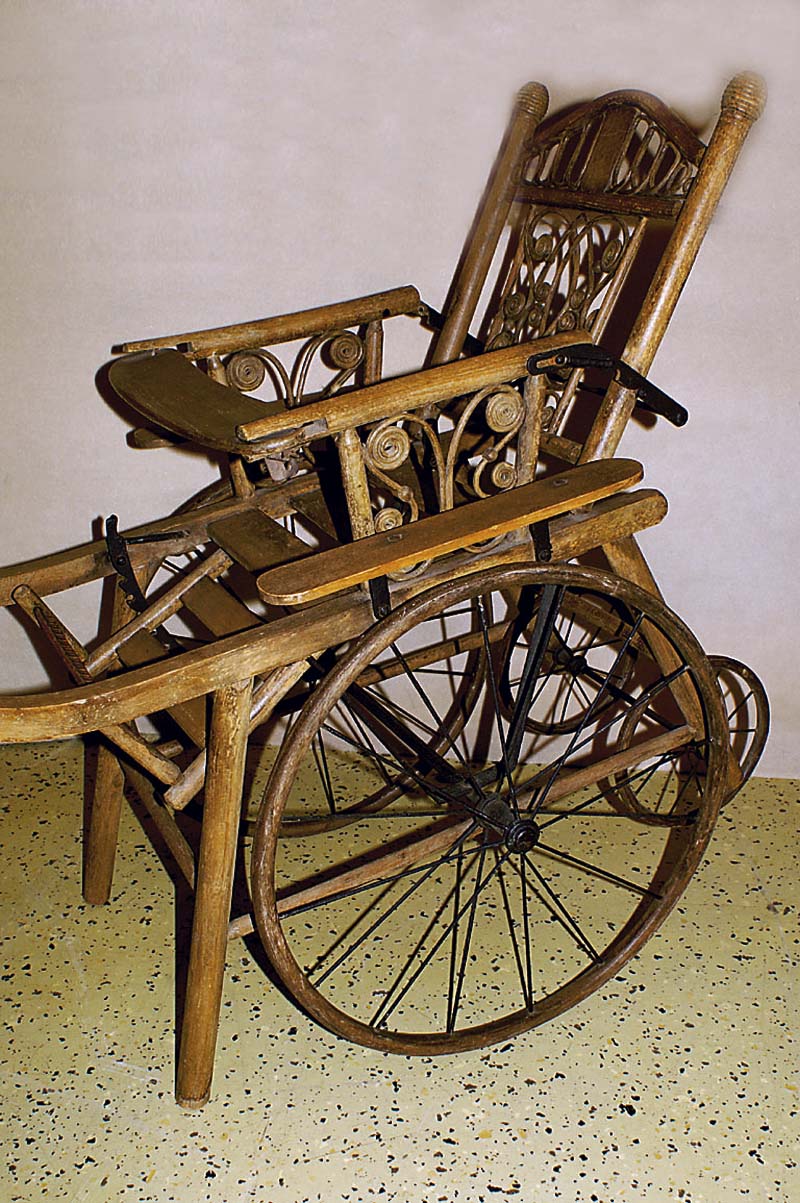 Kinderwagen, deutsch, 1908-1912, Holz, RÜcken- und Seitenteile mit Peddigrohr verziert, in abstrakt floraler Musterung, altersebd. guter Zustand, ...