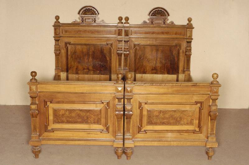 Ehebett, deutsch, um 1880/90, GrÜnderzeit, Korpus Weichholz bzw. Rahmen Nußbaum massiv, reiche Drechselarbeit im Renaissancestil, Inlets ...