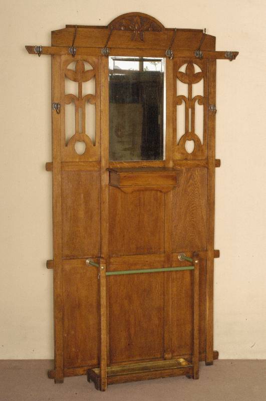Garderobe, deutsch, um 1902/04, im DarmstÄdter Stil, auf Rahmen gearbeitet, Kassetten z.T. abstrakt florales Dekor, gesÄgt, original ...