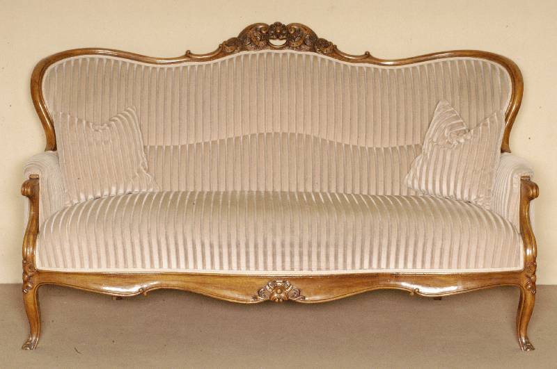 3-sitzer Sofa, deutsch, um 1835/45, Louis-Philippe, Gestell Nußbaum massiv von bester QualitÄt, Zarge 6-fach geschweift, in sich doppelt ...
