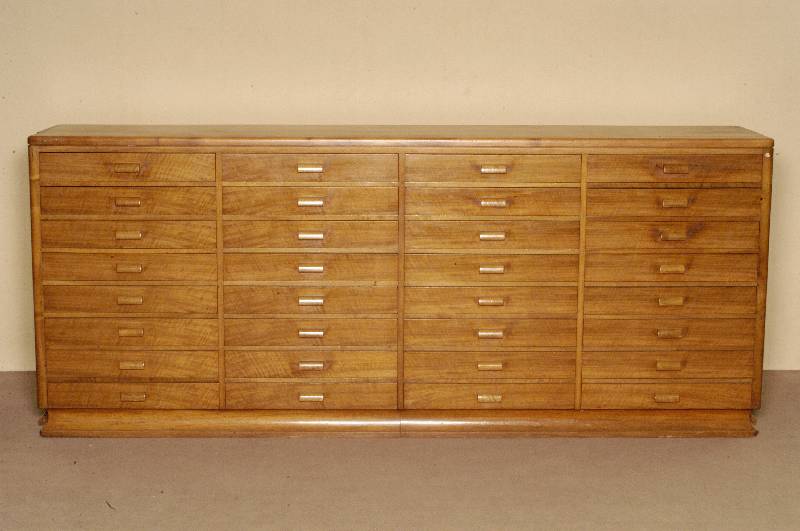 Sammlerschrank, deutsch, um 1930, ArtDeco, hervorragende Verarbeitung in Hartholz, z.T. Nußbaum massiv, 32 SchubfÄcher, mit praktischer Tiefe ...