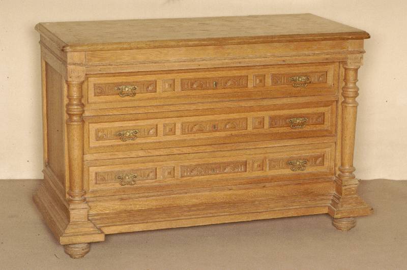 Kommode, deutsch, um 1880, GrÜnderzeit, Eiche massiv, hell gebeizt, 4 SchÜbe mit Rillendekor, Deckplatte rautenfÖrmiges Schachbrettmuster, ...