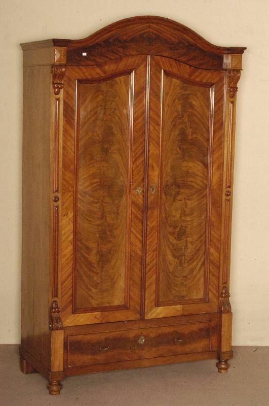 Schrank, deutsch, um 1870, Korpus Weichholz, Pyramidenmahagonifurnier, auf Rahmen gearbeitet, zweitÜriges MÖbel mit gespiegeltem Furnierbild, ...