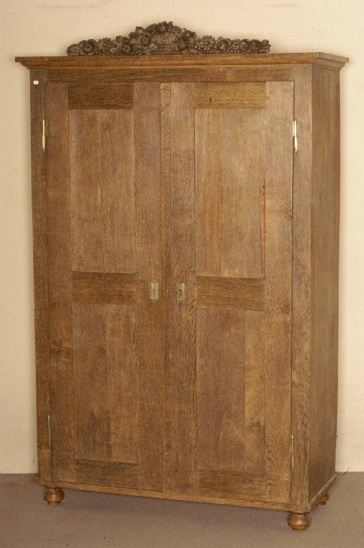 Schrank, sÜddeutsch, um 1850, Eiche massiv, geradliniger zweitÜriger Korpus auf KugelfÜßen , Blumengirlande ab BekrÖnung, rechteckige ...