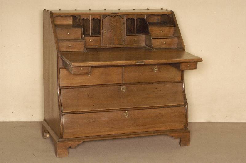Schreibkommode, Holland, um 1830, Eiche massiv, Korpus auf Zargensockel, gebauchtes vierschÜbiges Kommodenteil, Innenausbau mit zentraler TÜr, ...