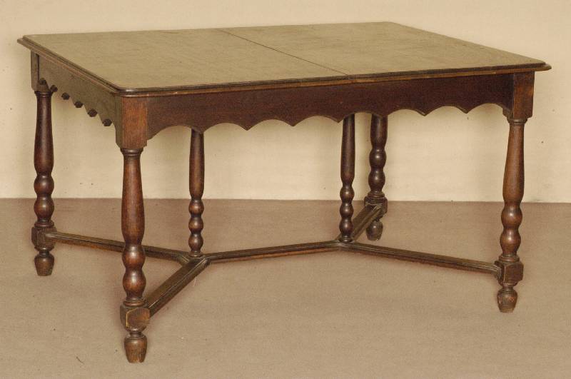 Tisch, deutsch, um 1900, Eiche massiv, dunkel gebeizt, Tischplatten ausziehbar, Untergestell 6 gedrechselte SÄulen, durch Quertraversen ...