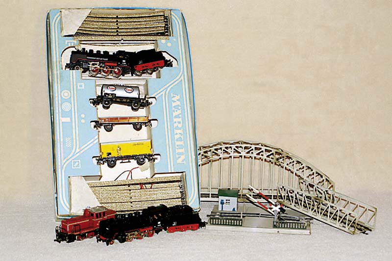 Konvolut MÄrklin, 60er/70er Jahre, best. aus: Startpackung 3203, Diesellok 3065 und Dampflok 3003, dies im orig. Karton, dazu viele versch. ...