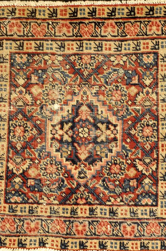 TÄbriz antik, Persien, um 1900, Wolle auf Baumwolle, ca. 45 x 46 cm, SchÄtzwert: 650.- EURO, EHZ: 4