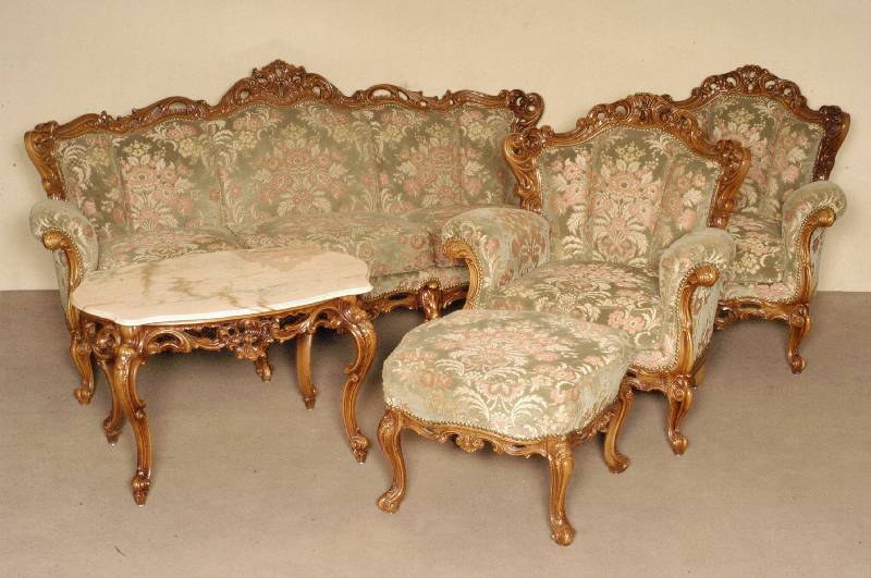 Sitzgruppe, Italien, um 1965/75, florentinischer Barockstil, bestehend aus Sofa, 2 Sessel, Tisch und Hocker, Gestell Buche massiv, auf Nußbaum ...