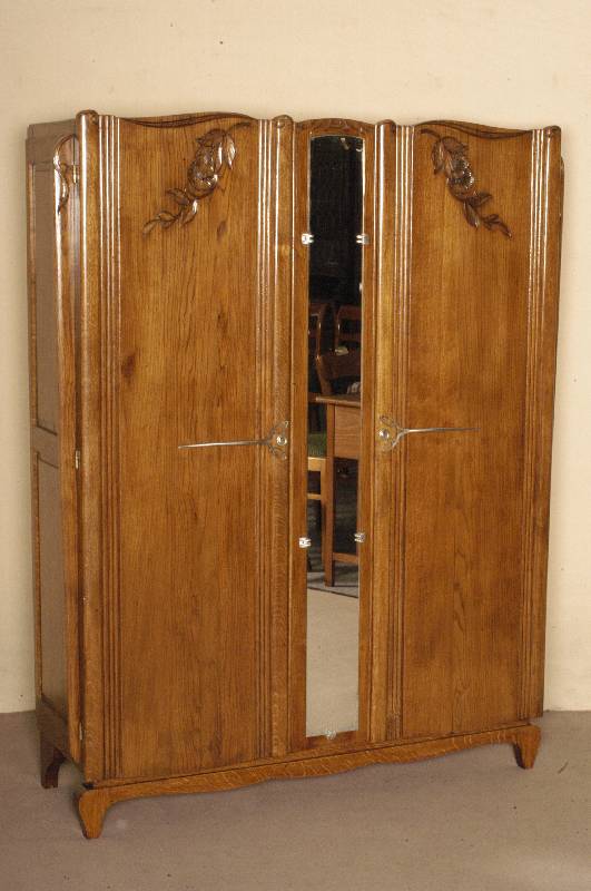 Kleider- bzw. Vielzweckschrank, Frankreich, um 1934/36, Korpus Weichholz/Hartholz, Eiche massiv, Eichefurnier, im sogenannten floralen ...