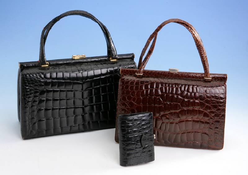 Konvolut 2 Kroko-Taschen, 60er Jahre, jew. Aligator mit Tagehenkel, 1 x schwarz, Tragesp., ca. 32.5 x 11 x 20.5 cm, 5-fache Innenunterteilung, 1 ...