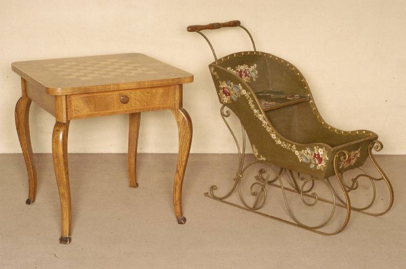 Schachtisch, deutsch, 30er Jahre,, Barockstil, RÜster massiv, Nußbaum- bzw. Wurzelnußfurnier z.T. gespiegelt verlegt, 2 Schubladen, Platte ...
