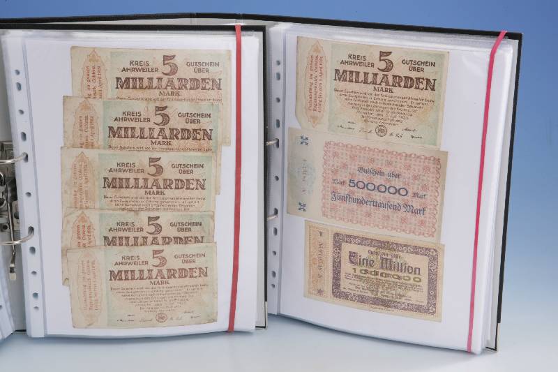 Konvolut 2 Alben, Kaiserreich, Reichsbanknoten nach 1904, Schwerpunkt: Weimarer Republik, Notgeld und sogn. Fleischkarten Bayern 1916, 1917, 1918, ...