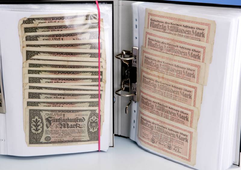Konvolut 2 Alben mit Notgeld, Schwerpunkt Notgeld KÖln, mit Vielfachbelegen, Bonn, Rheinprovinz, DÜsseldorf, Adenau in Vielfachbelegen, Noten ...