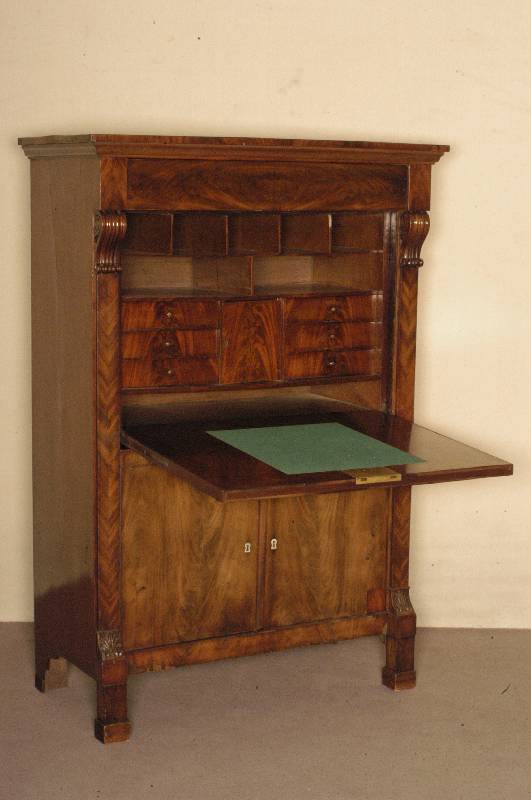 SekretÄr, deutsch, um 1820, Korpus Eiche, Mahagonifurnier, z.T. gespiegelt, eckige FÜße, unten 2 TÜren, Innenleben mit 6 Schubladen, ...