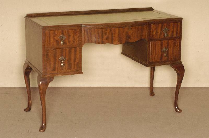 Schreibtisch, England, um 1910, Queen Anne, Korpus Weichholz/Hartholz, Mahagonifurnier, auf gebogenen Beinen, 5-schÜbig, Mittelschublade gebogen, ...