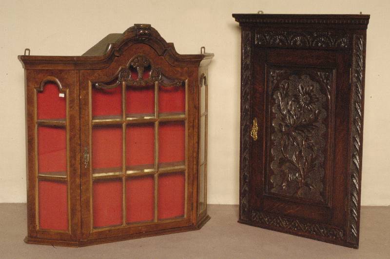 HÄngeschrÄnkchen, Holland, um 1960, Nußbaum massiv, Nußbaumfurnier, Barockstil, verglast und versprosst, vielfach verwendbar, ...